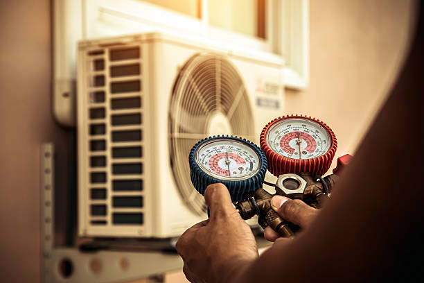 Professional Hvac technician working in Pelahatchie, MS